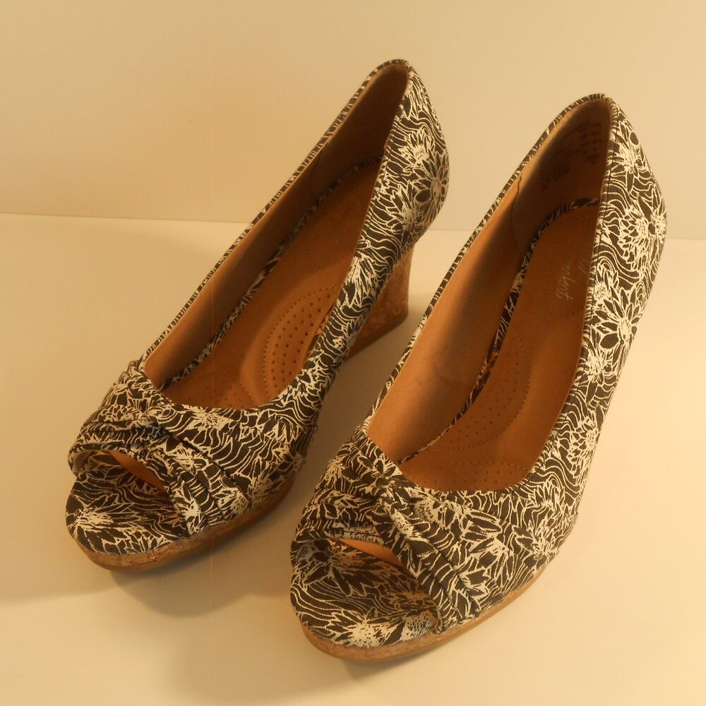 Dexflex Comfort Black & White Peep Toe Wedge Pumps/ Size 7.5W/ Cushioned Insoles